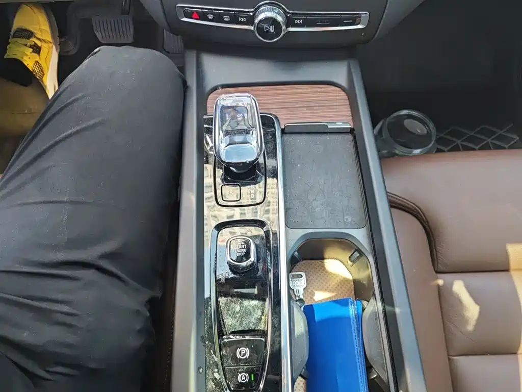 Volvo XC60 PHEV 2024 — фото 11