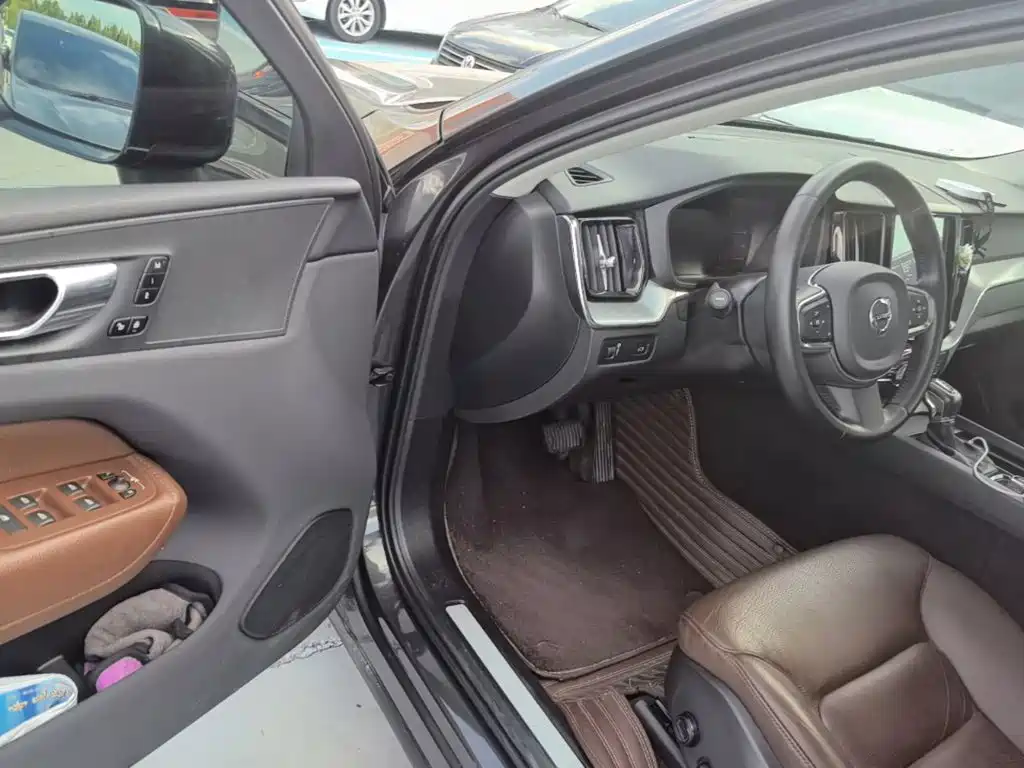 Volvo XC60 2019 — фото 16