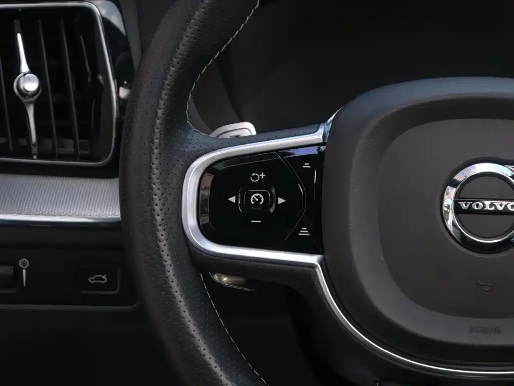Volvo XC60 2018 — фото 22
