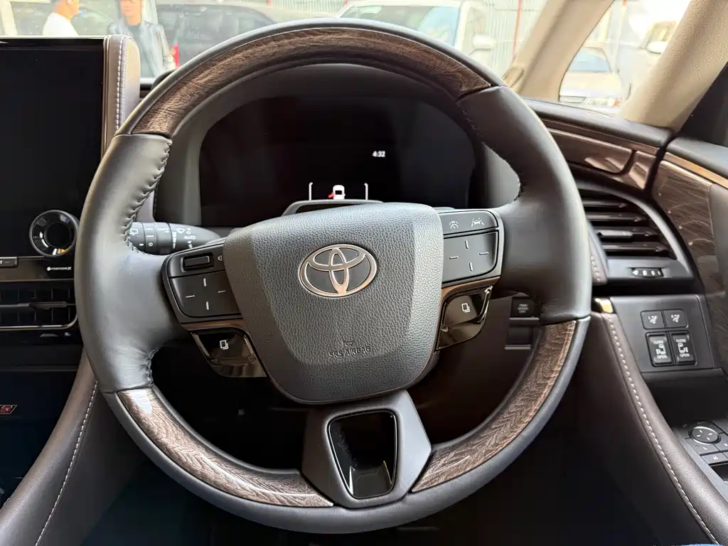 Toyota Alphard — фото 11