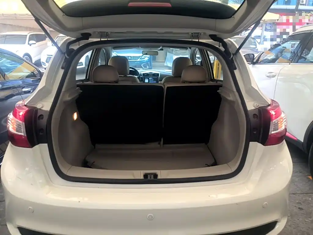 Nissan Tiida 2016 — фото 19