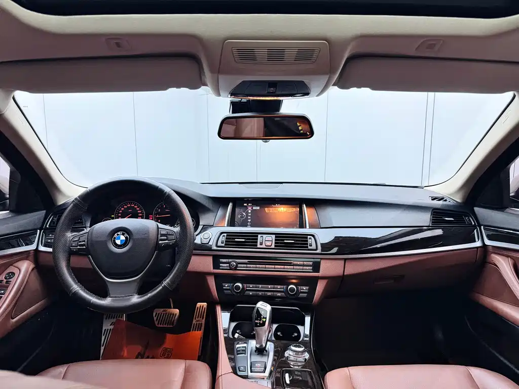 BMW 5 Series 2017 — фото 8