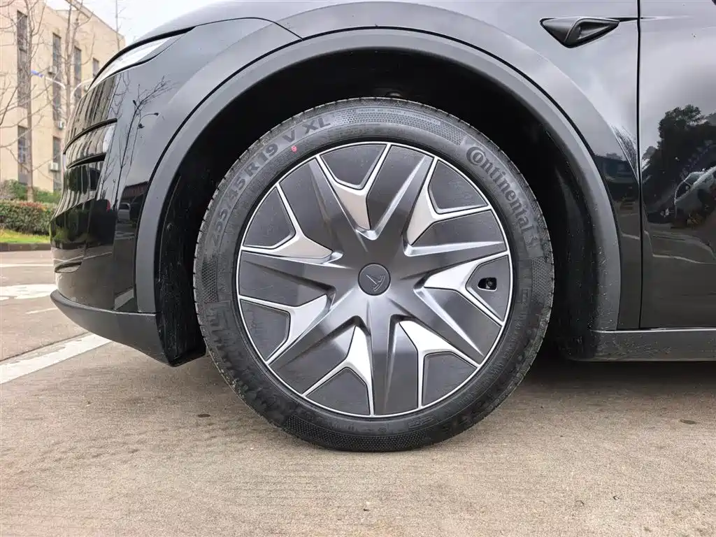 Tesla Model Y L 2025 — фото 19
