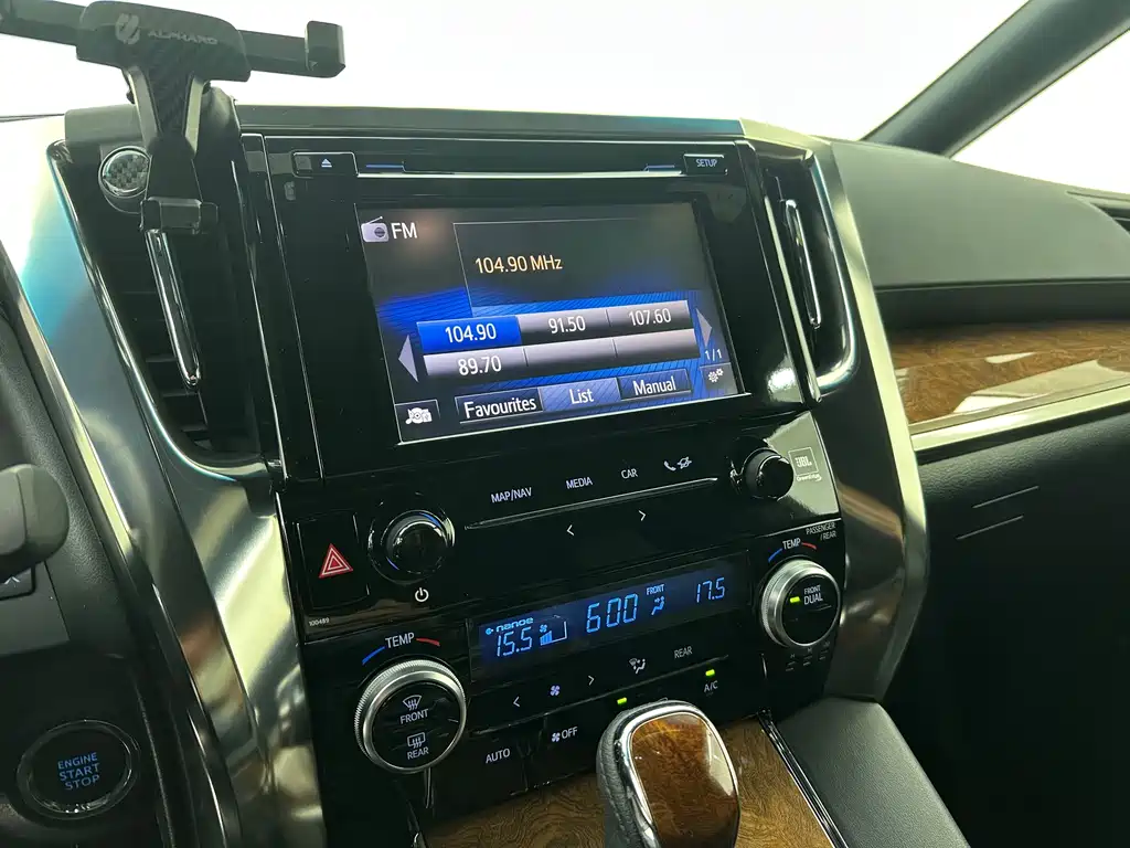 Toyota Alphard 2017 — фото 23