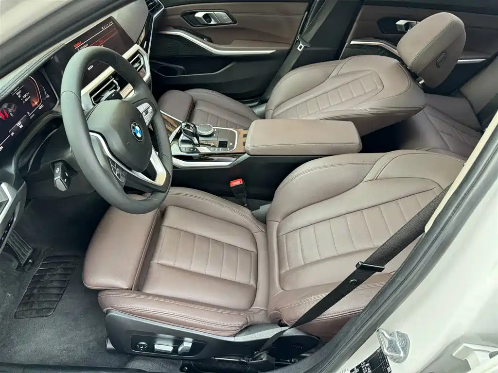 BMW 3 Series 2019 — фото 19