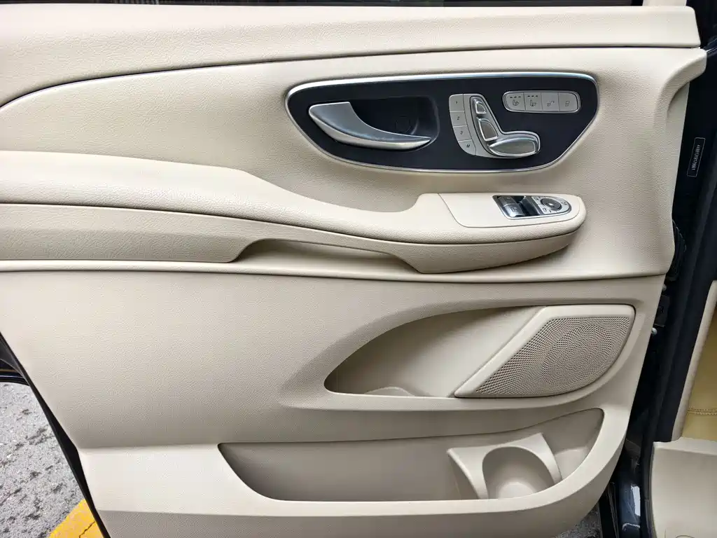 Mercedes-Benz V-Class 2023 — фото 27