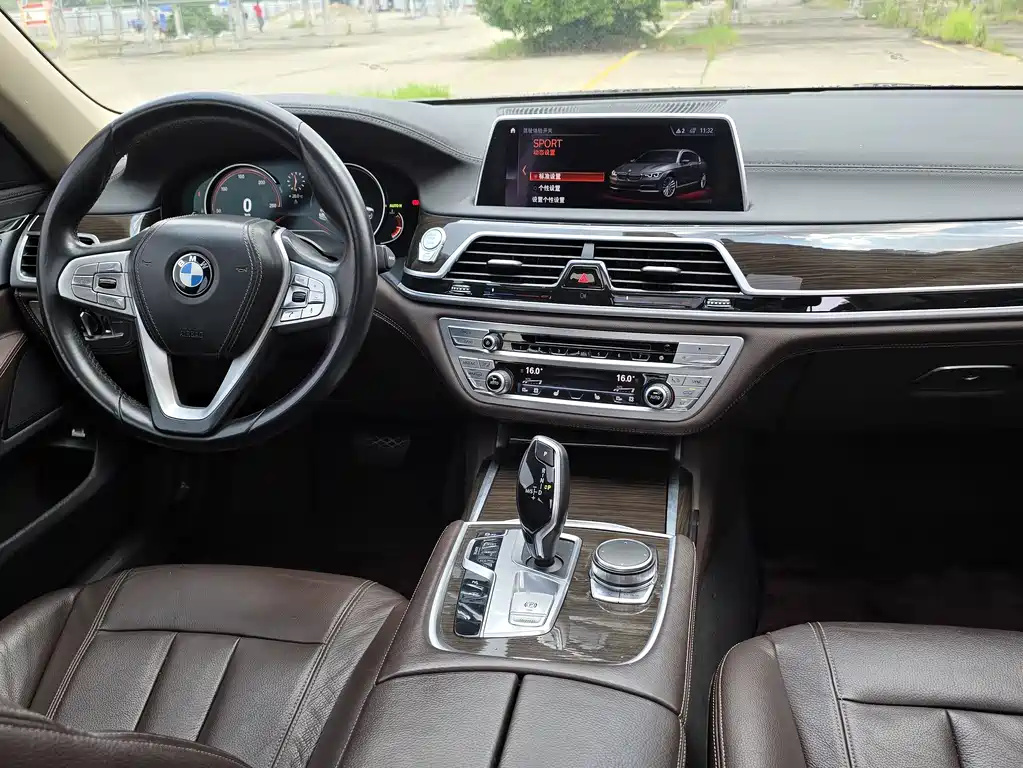 BMW 7 Series 2016 — фото 8