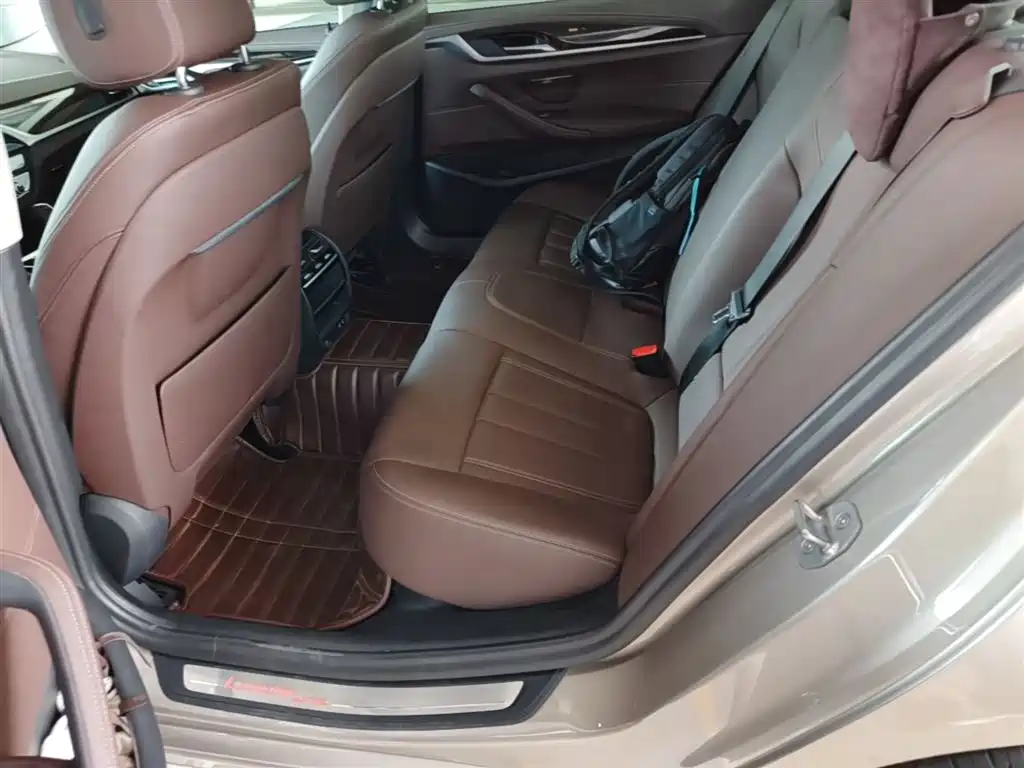 BMW 5 Series 2019 — фото 17