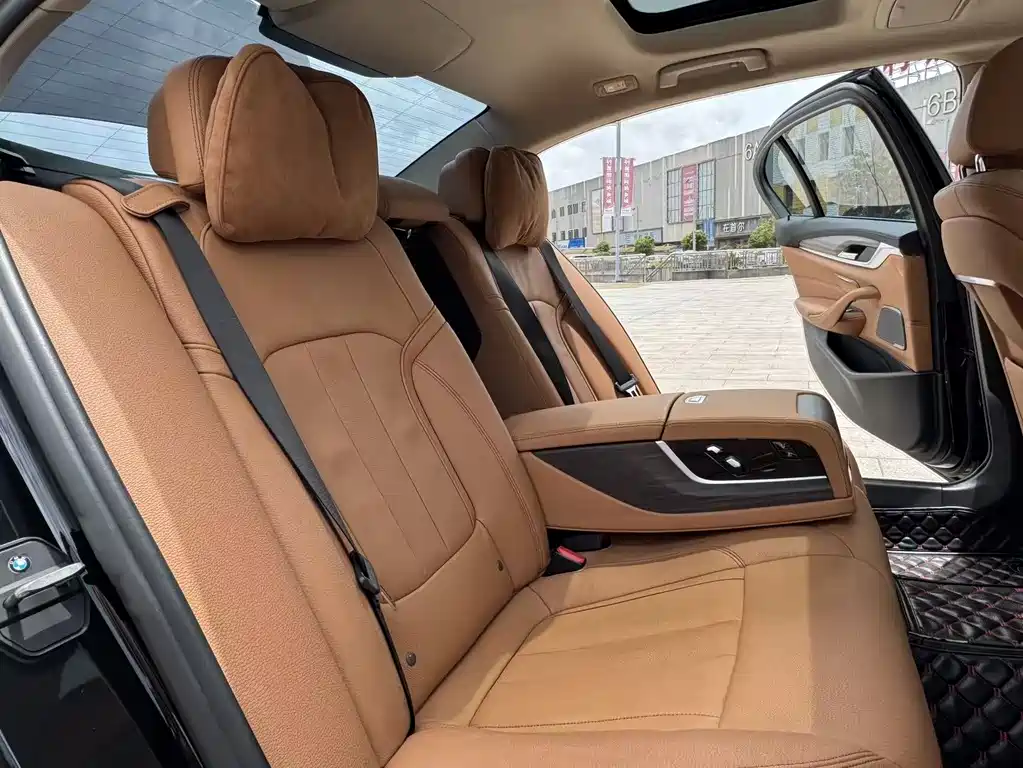 BMW 5 Series 2018 — фото 25