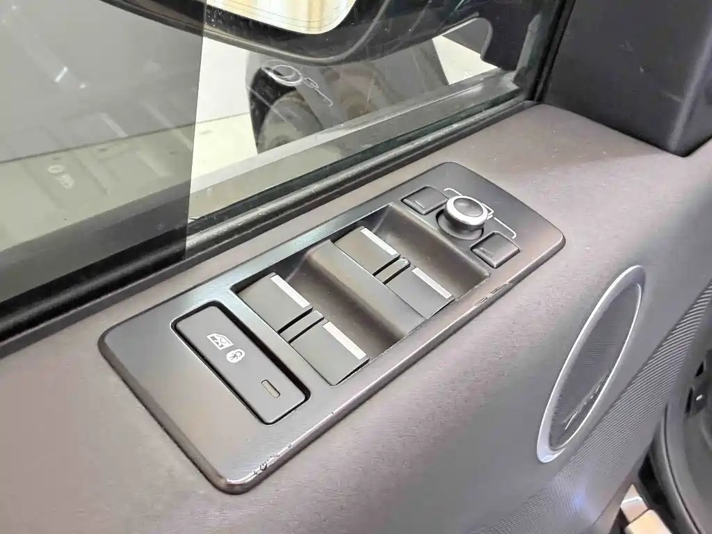 Land Rover Discovery 2017 — фото 21