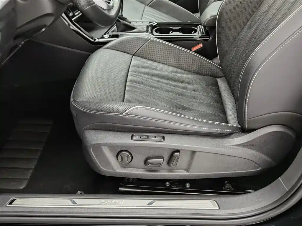 Volkswagen Passat PHEV 2024 — фото 20