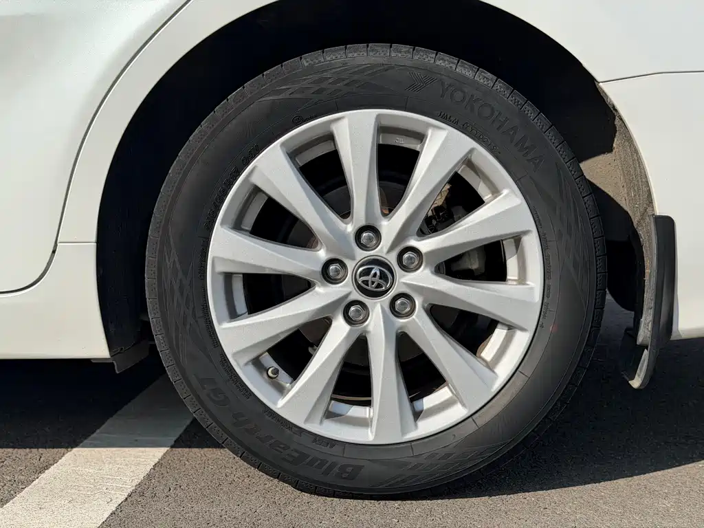 Toyota Camry 2019 — фото 16