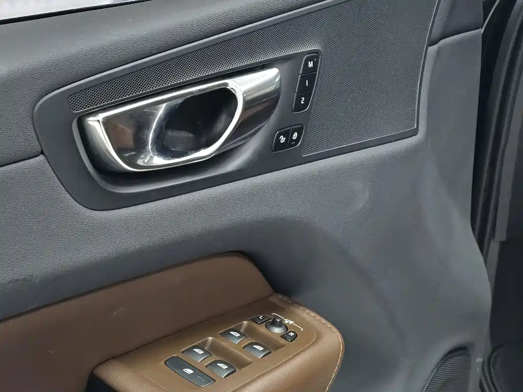 Volvo XC60 2022 — фото 10