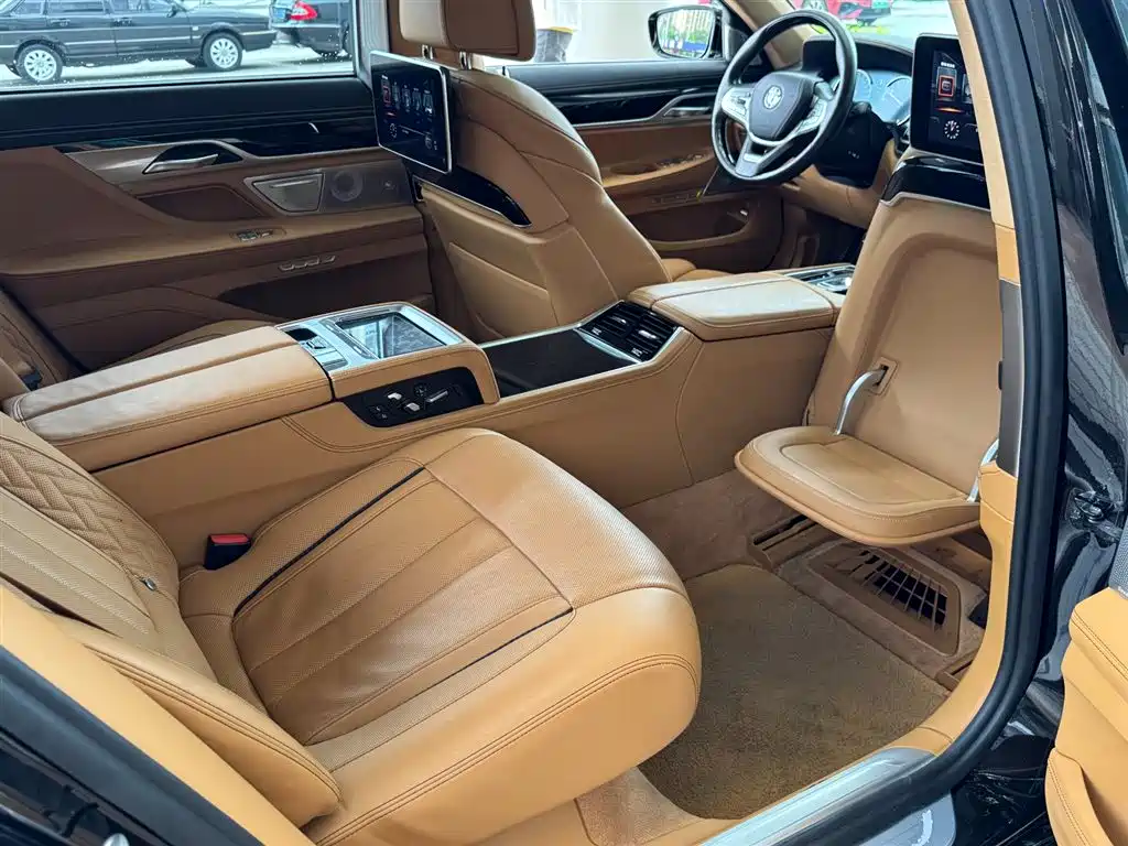BMW 7 Series 2017 — фото 25