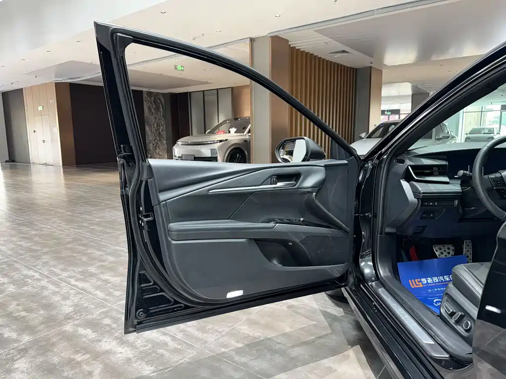 Toyota Camry 2025 — фото 10