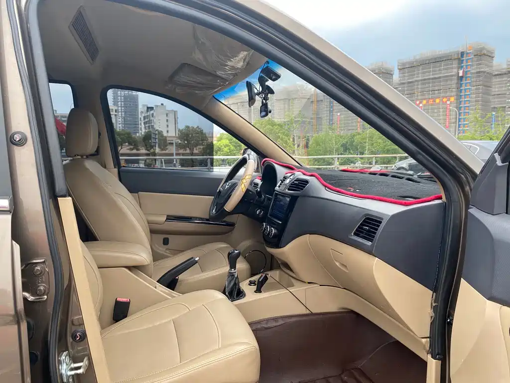 Wuling Hongguang 2015 — фото 17