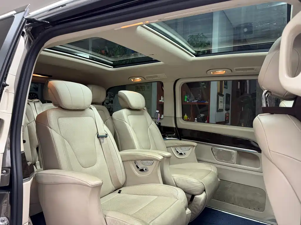 Mercedes-Benz V-Class 2017 — фото 26