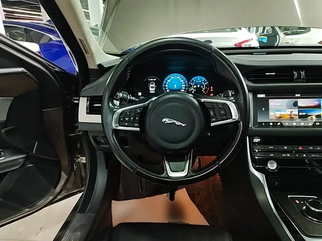 Jaguar XFL 2018 — фото 11