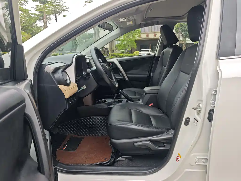 Toyota RAV4 2017 — фото 12