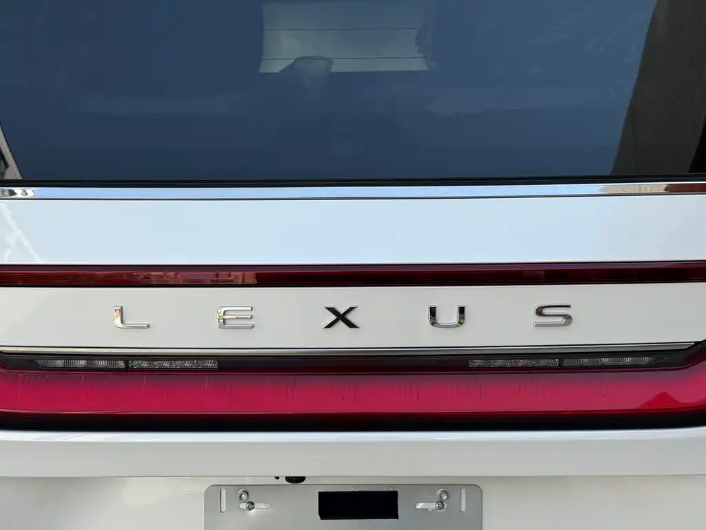 Lexus LM — фото 10