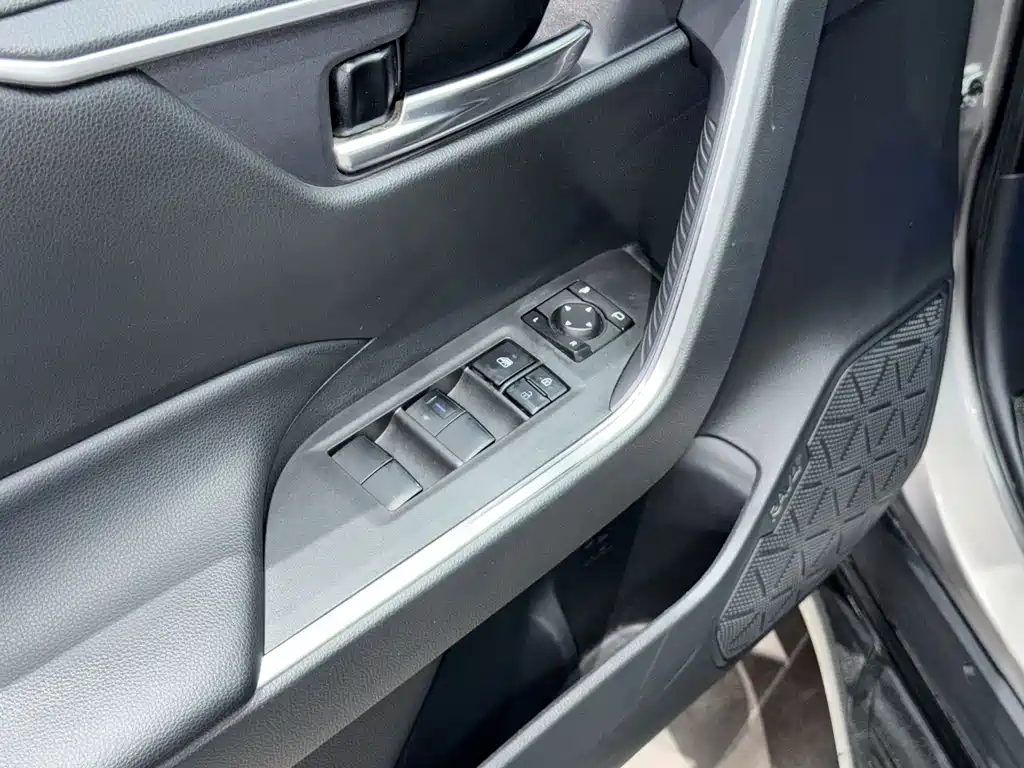 Toyota RAV4 2021 — фото 15