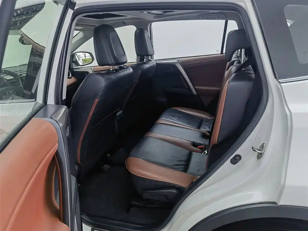 Toyota RAV4 2015 — фото 15