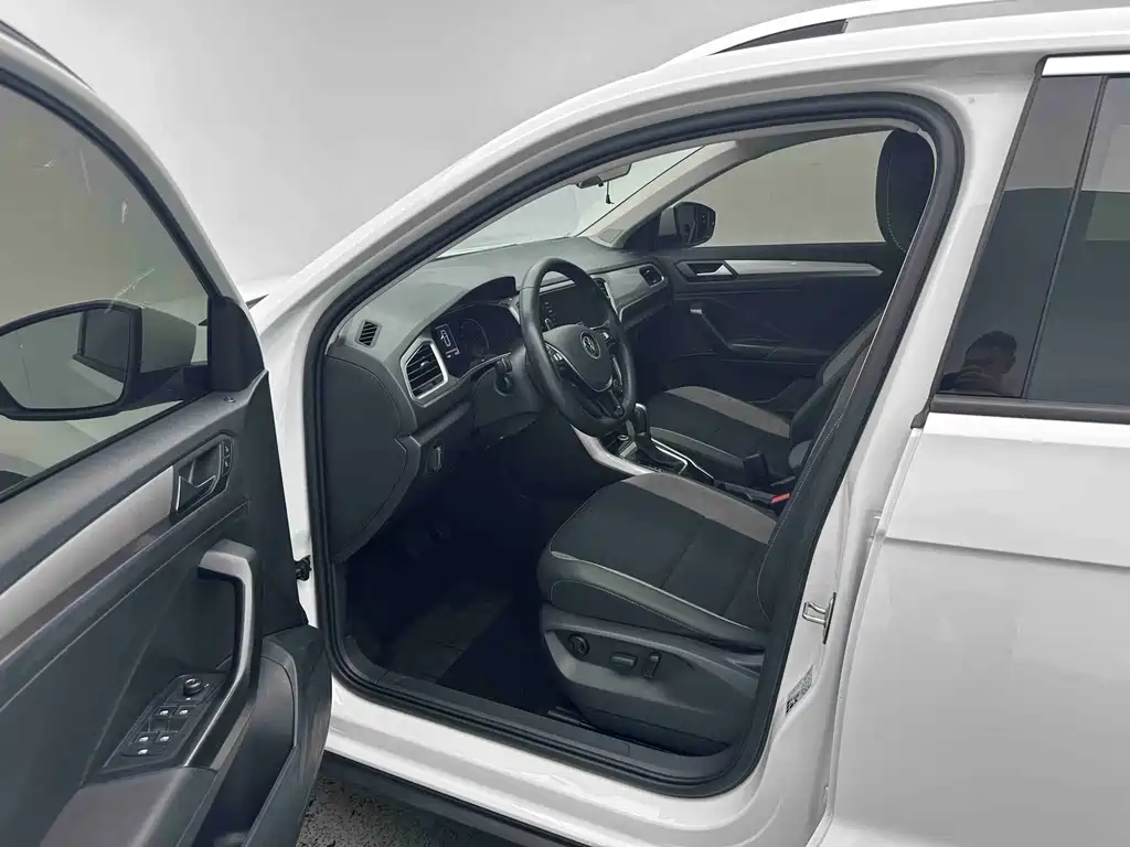 Volkswagen T-Roc 2023 — фото 9