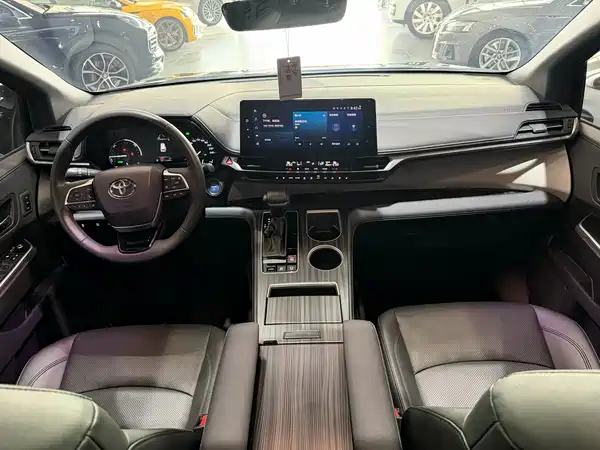 Toyota Granvia 2023