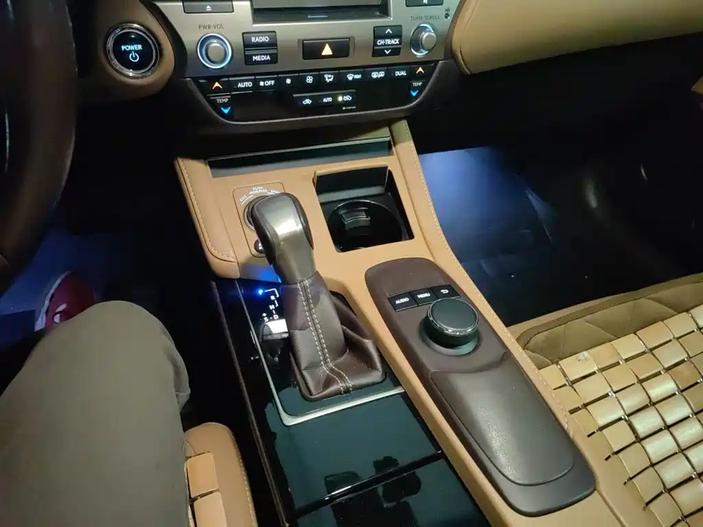 Lexus ES 2016 — фото 15