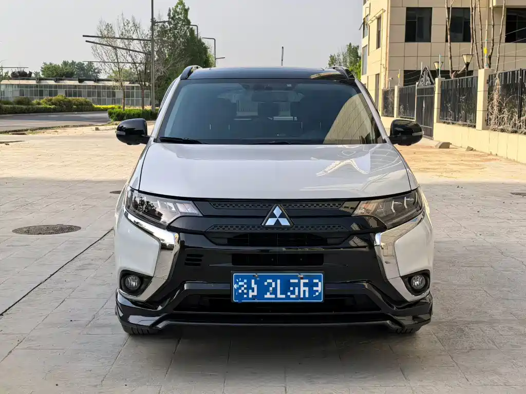 Mitsubishi Outlander 2023 — фото 2