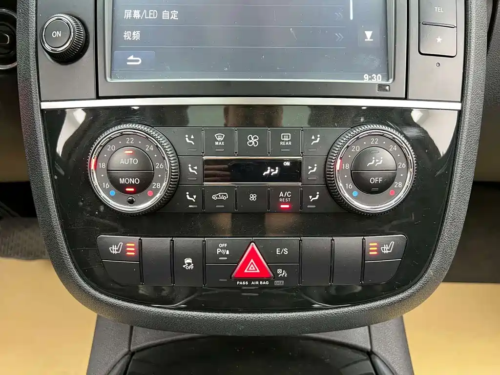 Mercedes-Benz R-Class 2017 — фото 17