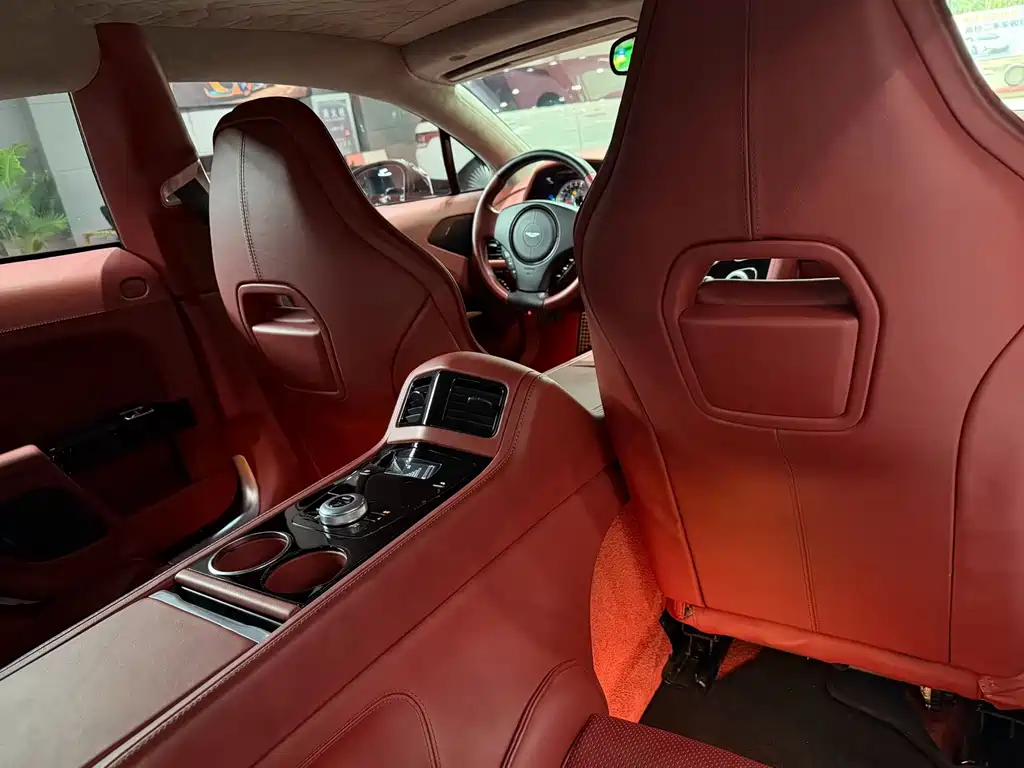Aston Martin Rapide 2019 — фото 11