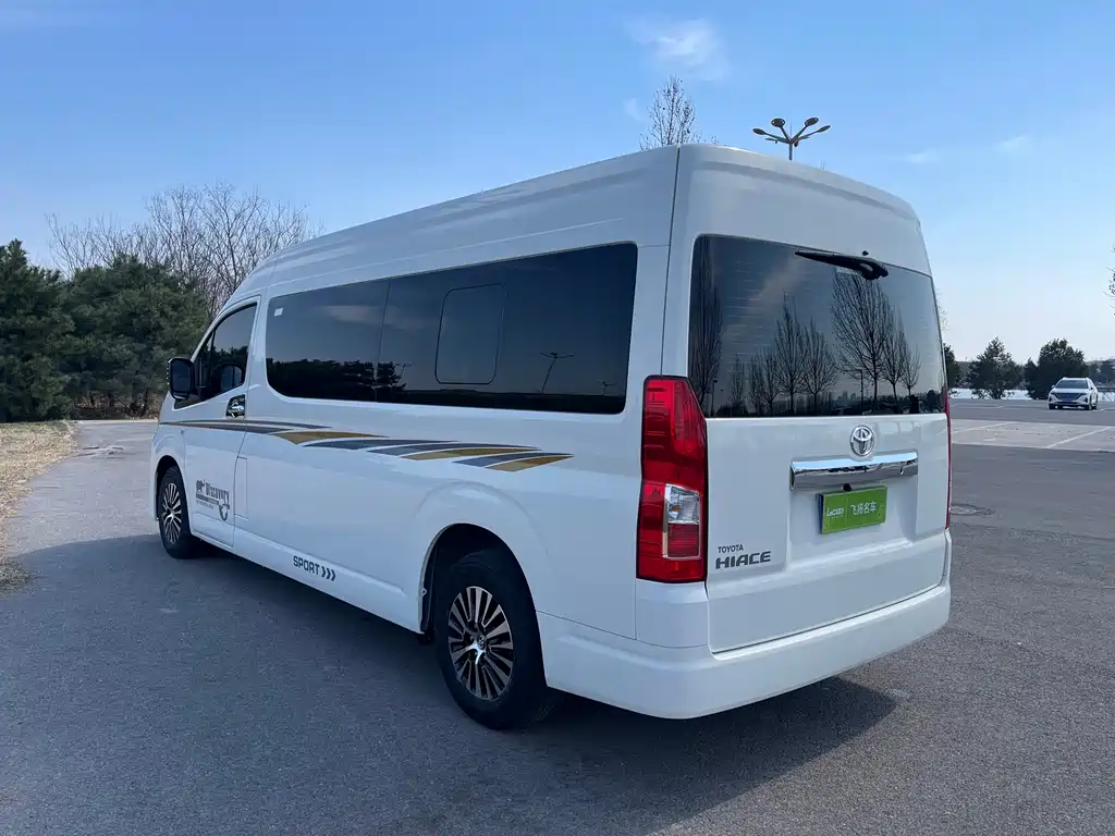 Toyota Hiace 2023 — фото 17