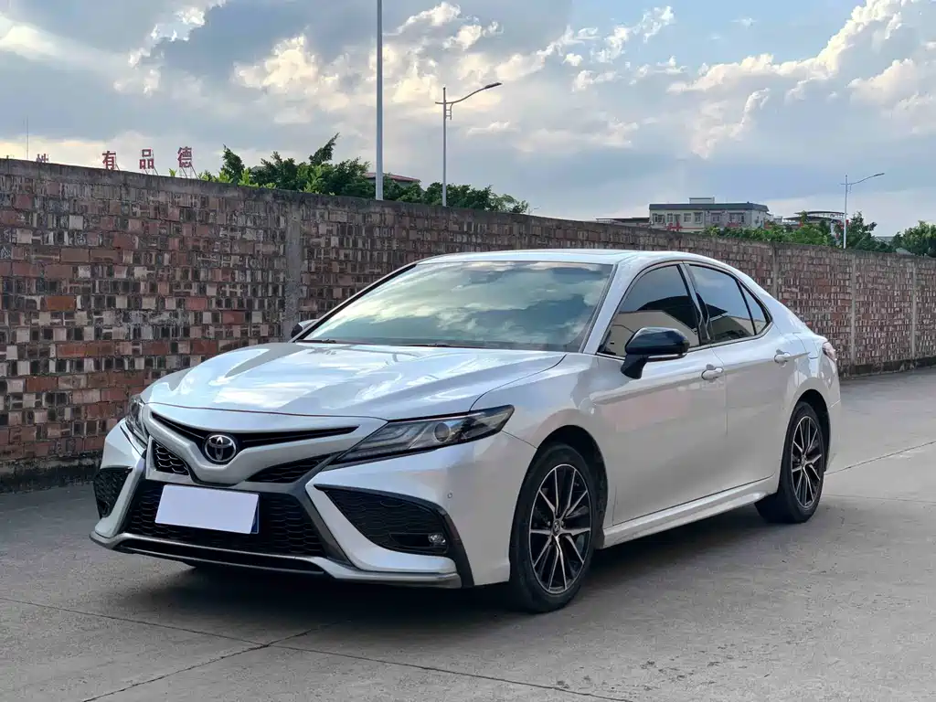 Toyota Camry 2022 — фото 1