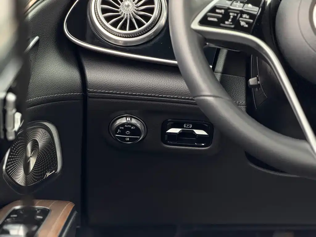 Mercedes-Benz EQS SUV 2023 — фото 10