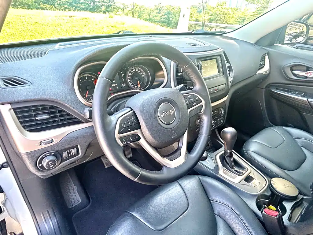 Jeep Cherokee 2017 — фото 11