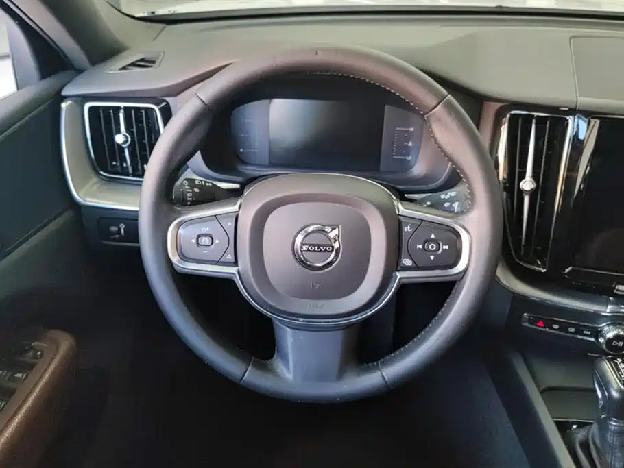 Volvo XC60 2021 — фото 15