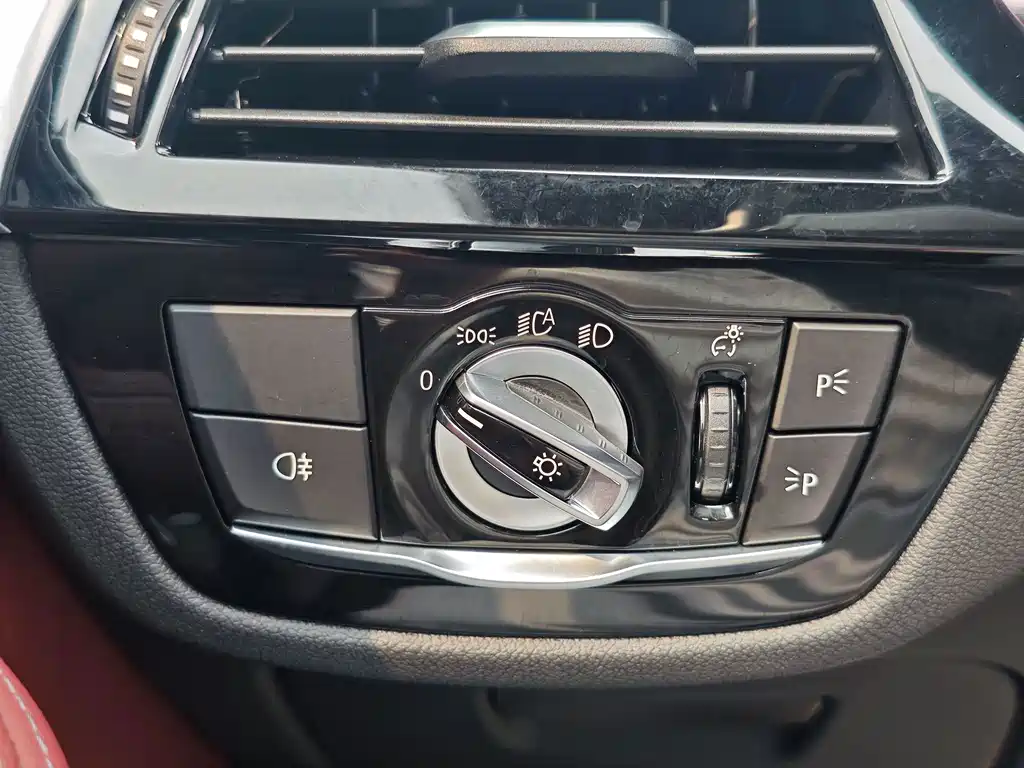 BMW 5 Series 2019 — фото 16