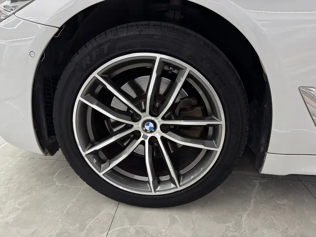 BMW 5 Series 2019 — фото 18