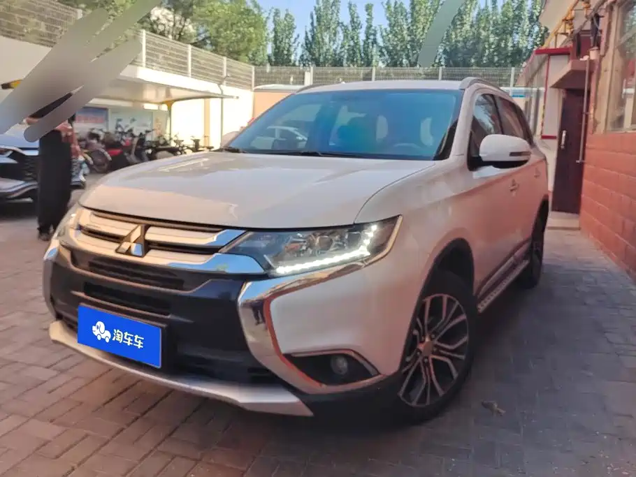 Mitsubishi Outlander 2018 — фото 1