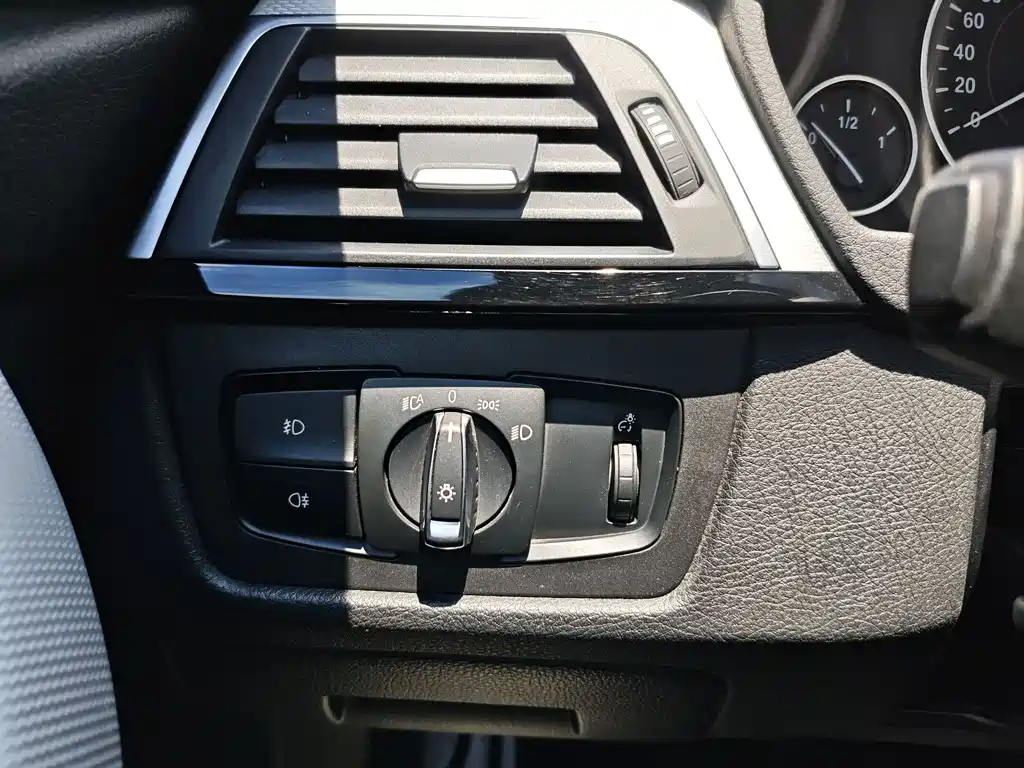 BMW 3 Series 2017 — фото 13