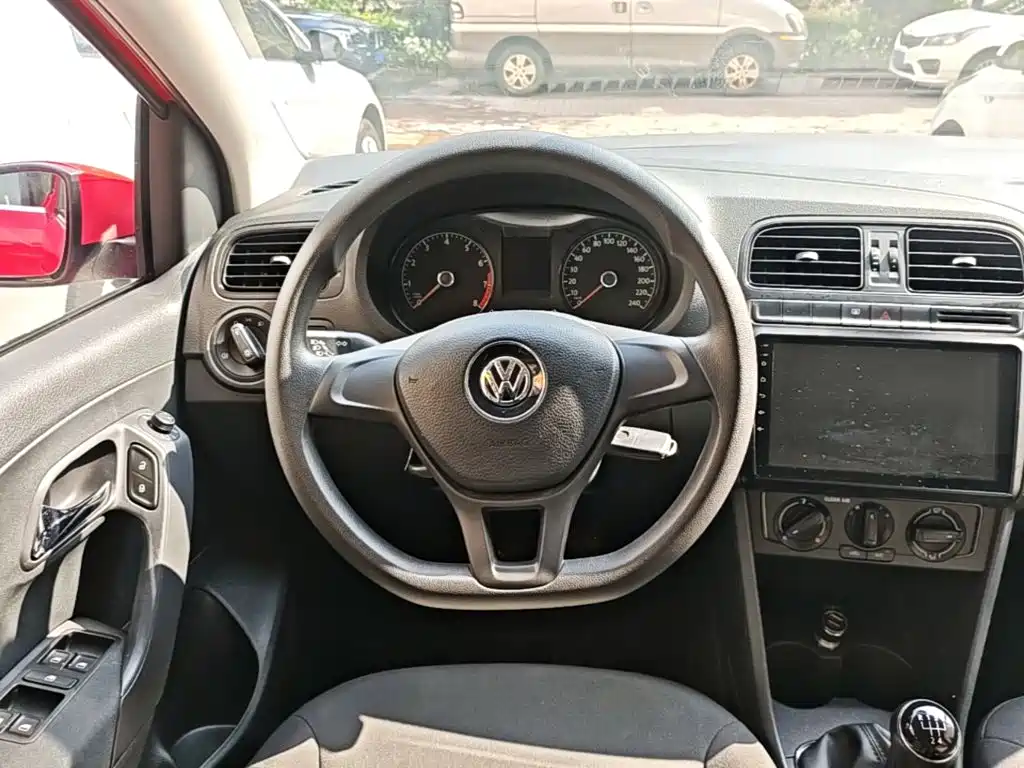 Volkswagen Polo 2017 — фото 11
