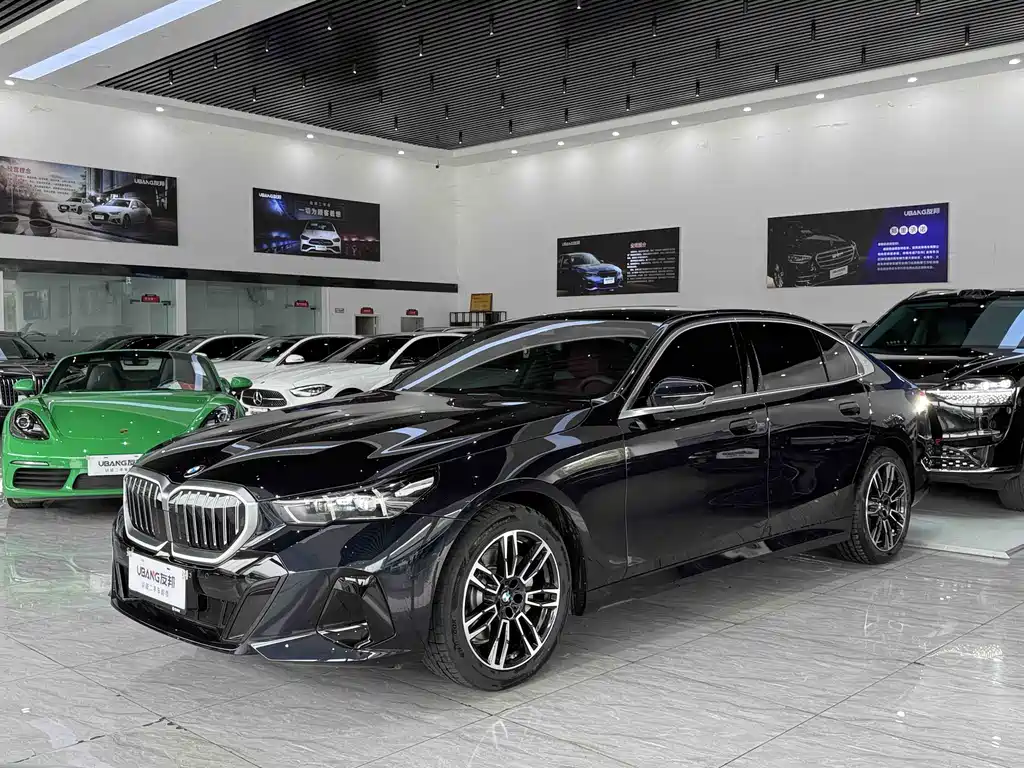 BMW 5 Series 2025 — фото 1