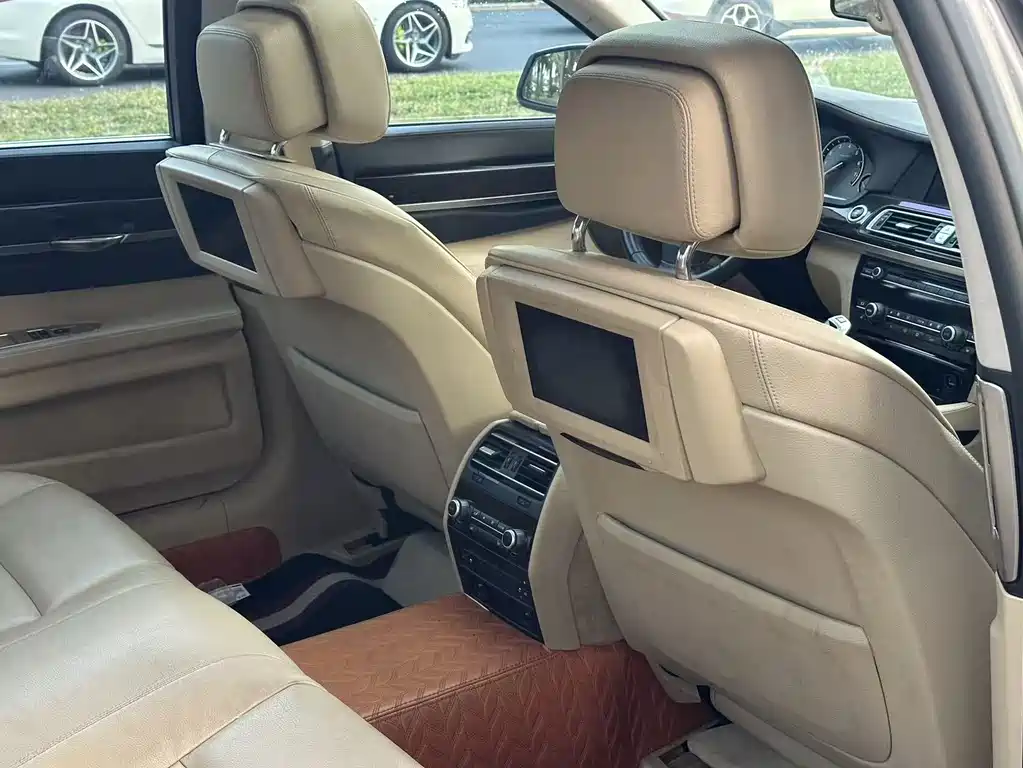 BMW 7 Series 2013 — фото 11