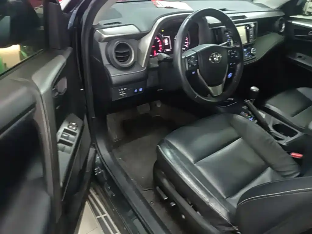 Toyota RAV4 2018 — фото 15