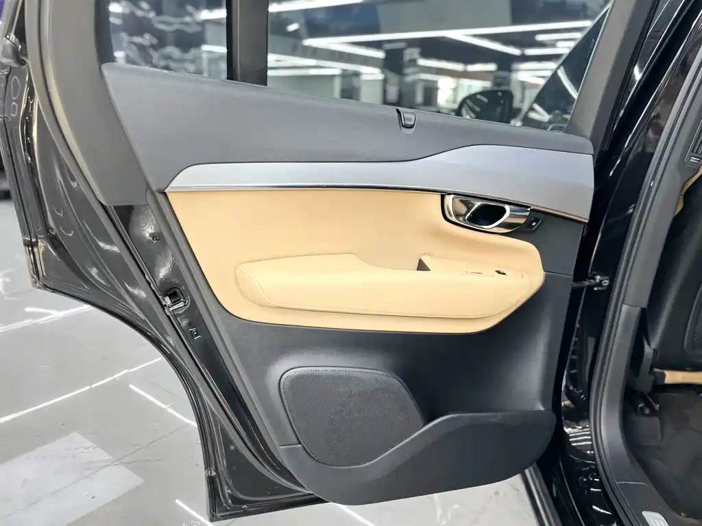 Volvo XC90 2017 — фото 11