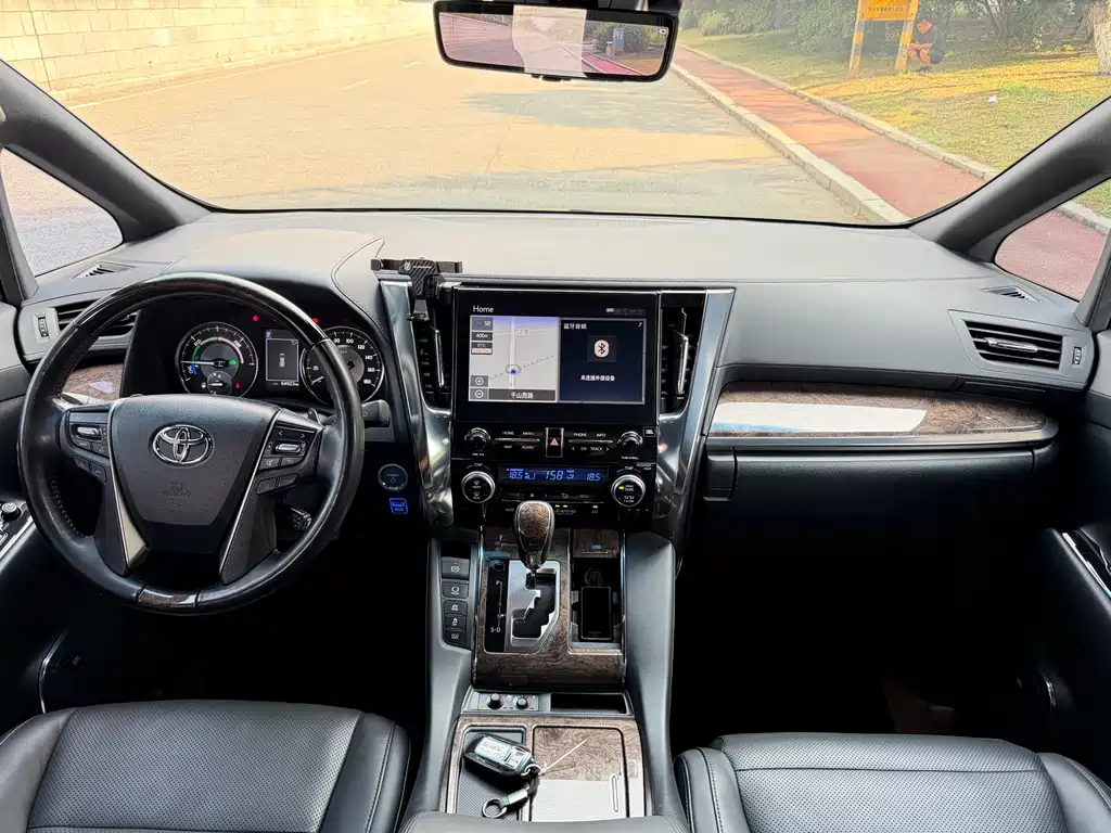 Toyota Alphard 2023 — фото 8