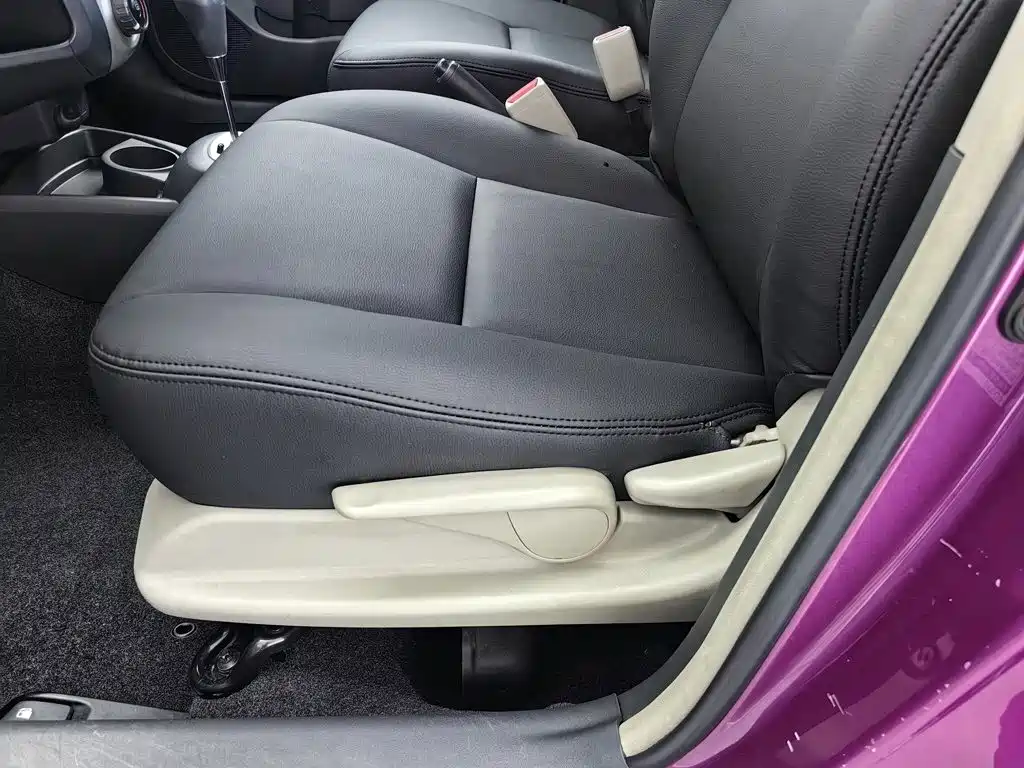 Toyota Yaris L 2010 — фото 20