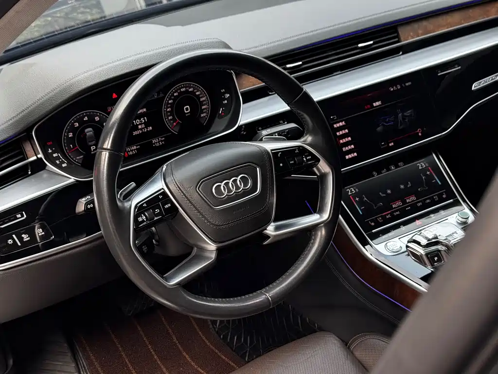 Audi A8 2021 — фото 17