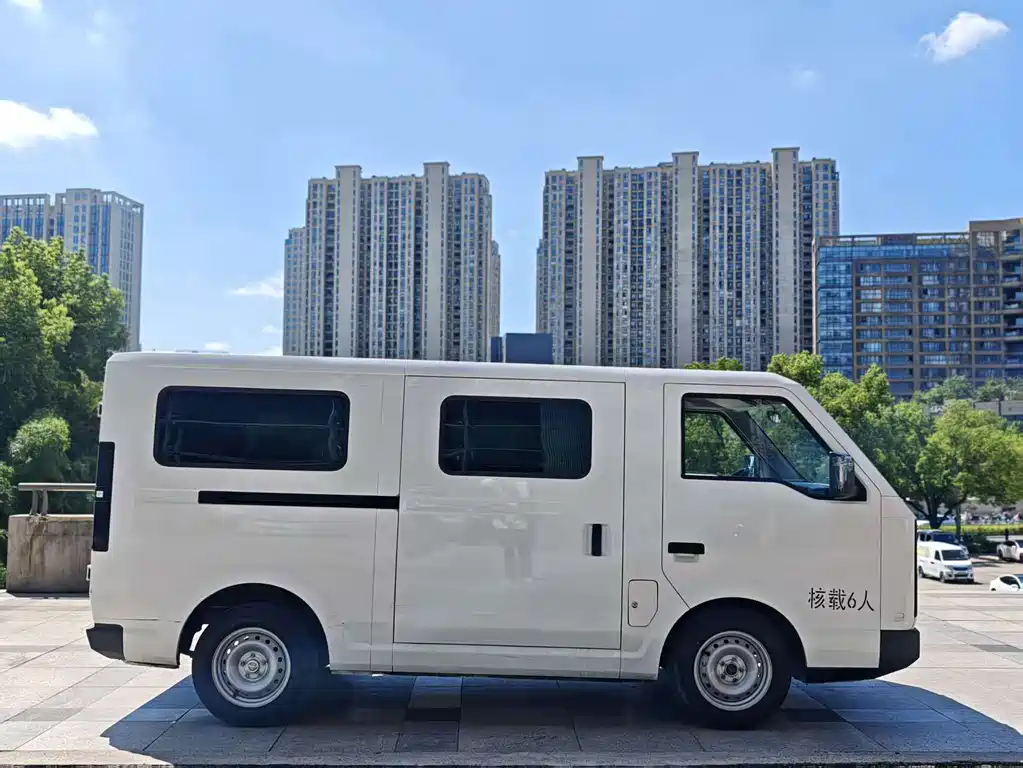 SRM Xinyuan E3 2025 — фото 10